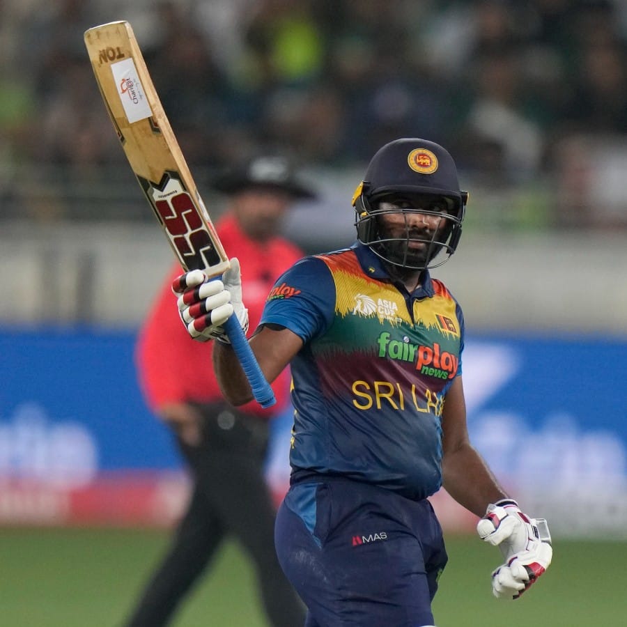 ভানুকা রাজাপক্ষ (Bhanuka Rajapaksa)। এশিয়া কাপ ফাইনালে পাকিস্তানের বিরুদ্ধে ৫৮ রানে ৫ উইকেটে ধুঁকছিল শ্রীলঙ্কা। ভানুকার ৭১ রানের ইনিংস পার্থক্য গড়ে দেয়। ষষ্ঠ বার এশিয়া সেরার খেতাব জেতে শ্রীলঙ্কা। (ছবি : টুইটার)