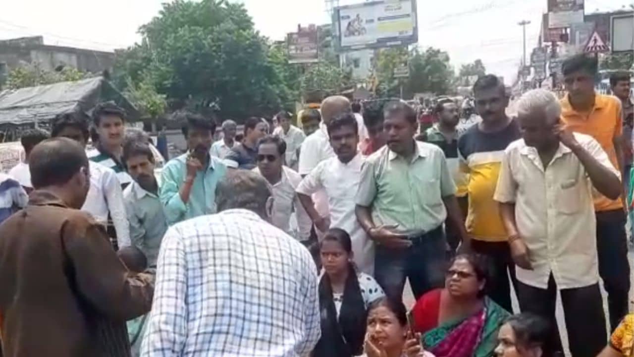 Titagarh Woman Harassment: টিটাগড়ে নির্যাতিতার পরিবারের সঙ্গে দেখা করলেন বিজেপি কর্মীরা, থানা ঘেরাও নিয়ে লাগাতার উত্তেজনা
