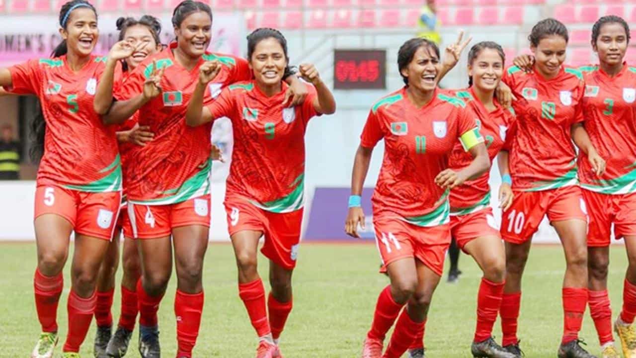 SAFF Women's Championship 2022: ইতিহাসে বাংলাদেশ, নেপালকে উড়িয়ে নতুন সাফ চ্যাম্পিয়ন সাবিনারা SAFF Women's Championship 2022: ইতিহাসে বাংলাদেশ, নেপালকে উড়িয়ে নতুন সাফ চ্যাম্পিয়ন সাবিনারা