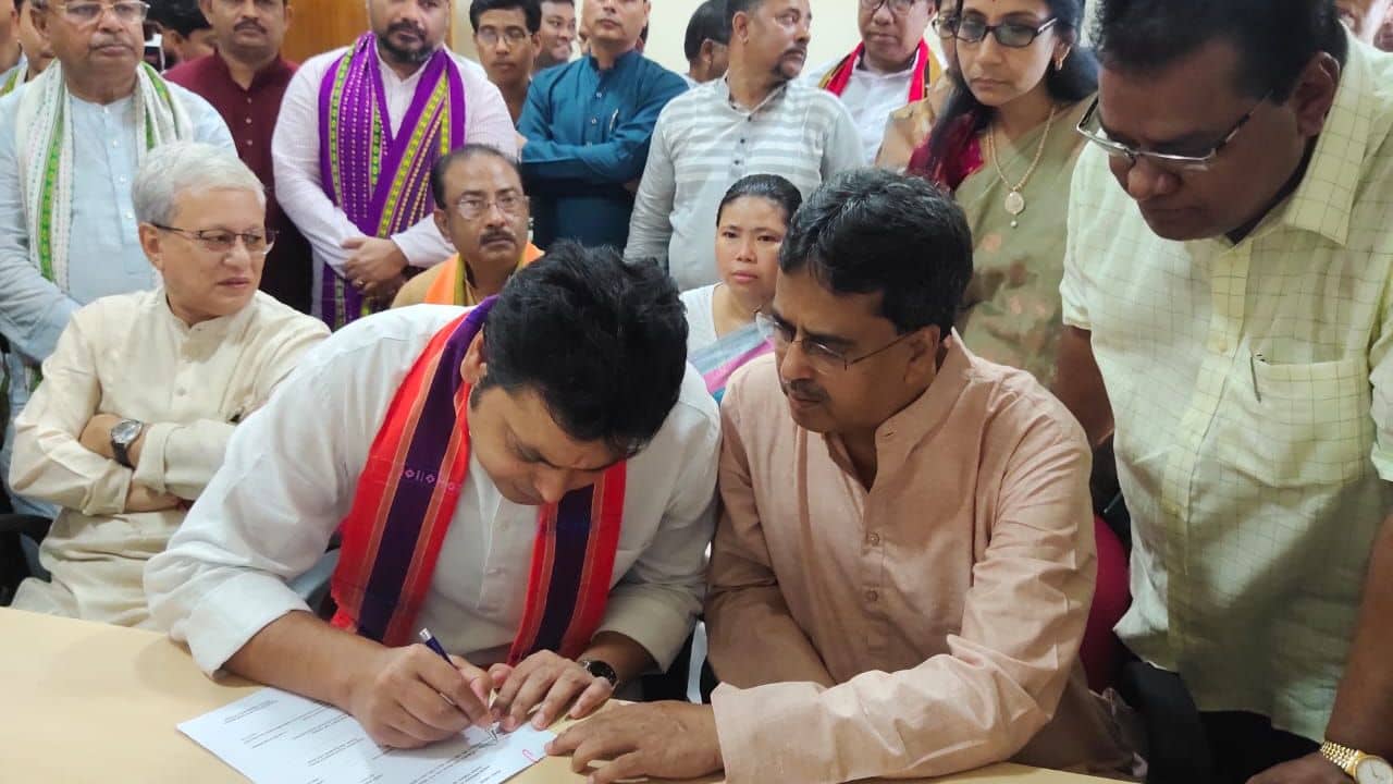 Biplab Deb: ঐক্যের বার্তা! মনোনয়ন জমা বিপ্লবের, পাশে বসে সাক্ষী মুখ্যমন্ত্রী মানিক সাহা