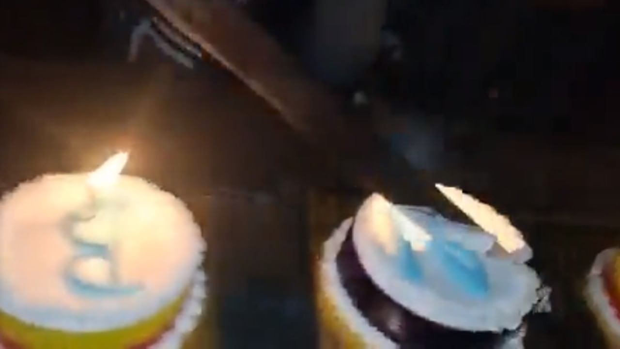 Video : জন্মদিনের উদযাপন ডেকে আনল বিপদ! ২১ টি কেক তরোয়াল দিয়ে কেটে পুলিশের নজরে কিশোর