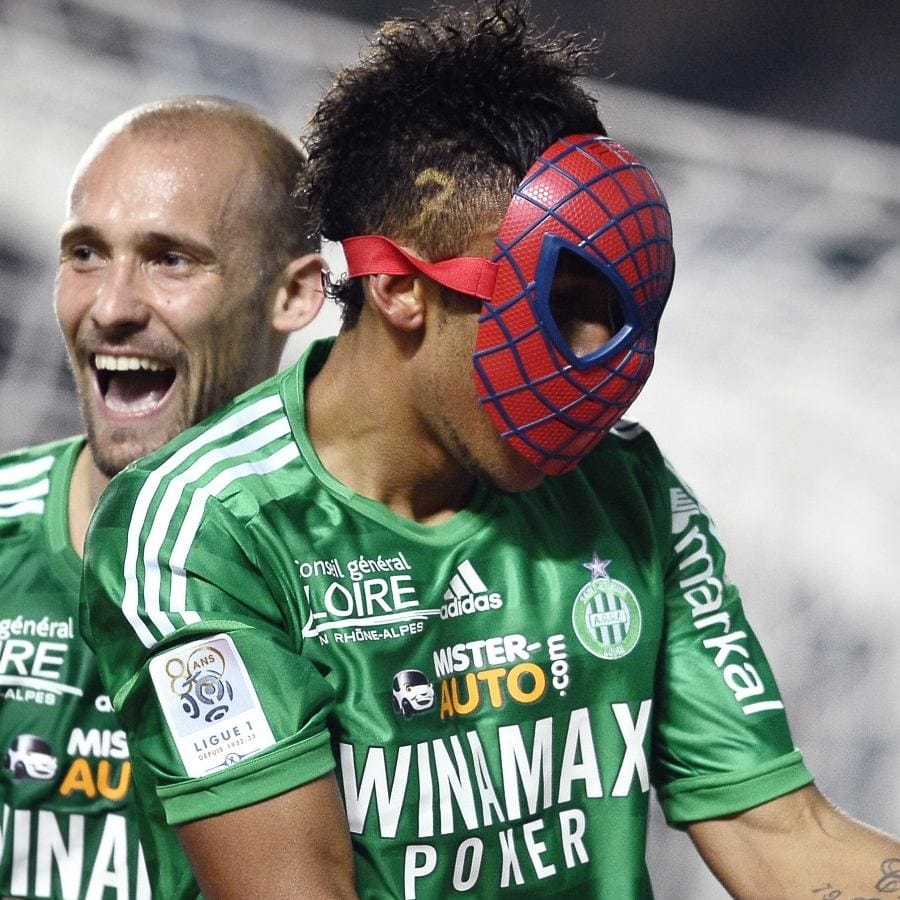 সর্বপ্রথম অবামেয়াংকে মাস্ক মুখে দেখা গিয়েছিল ২০১৮ সালে। স্পাইডারম্যানের মাস্ক পরে তৎকালীন ক্লাব সেন্ট এতিয়েনের হয়ে মাঠে নেমেছিলেন। ক্লাবের গোলরক্ষক জেরেমি জ্যানটকে তাঁর জন্মদিনে শ্রদ্ধা জানানোই ছিল উদ্দেশ্য।(ছবি:টুইটার)