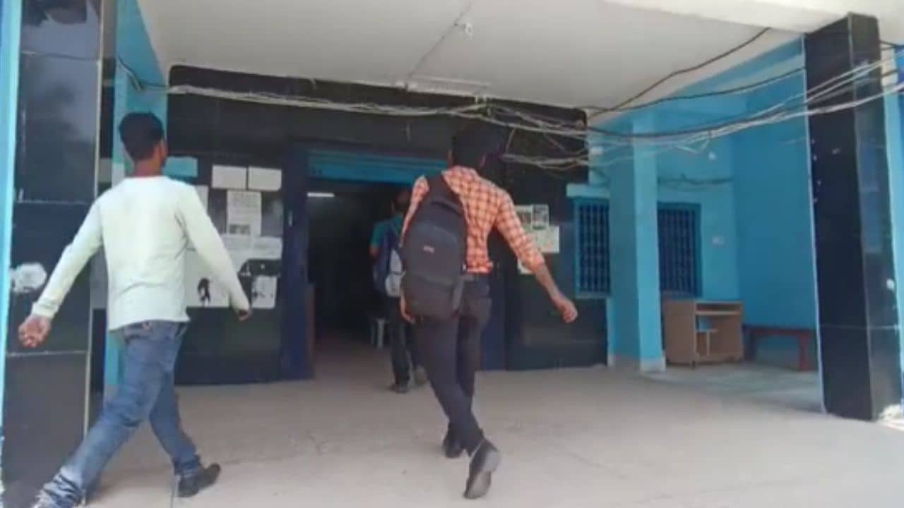 Goverment Office: সরকার দুয়ারে অথচ সরকারি অফিসে বাবুদের দেরি! কাজই শুরু হচ্ছে দেড় ঘণ্টা পরে