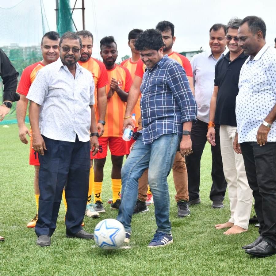 উদ্বোধনে হাজির ছিলেন ভারতীয় ফুটবল ফেডারেশন সভাপতি কল্যাণ চৌবে, প্রাক্তন ফুটবলার দীপেন্দু বিশ্বাস ও কৃষ্ণেন্দু রায়। (ছবি নিজস্ব)