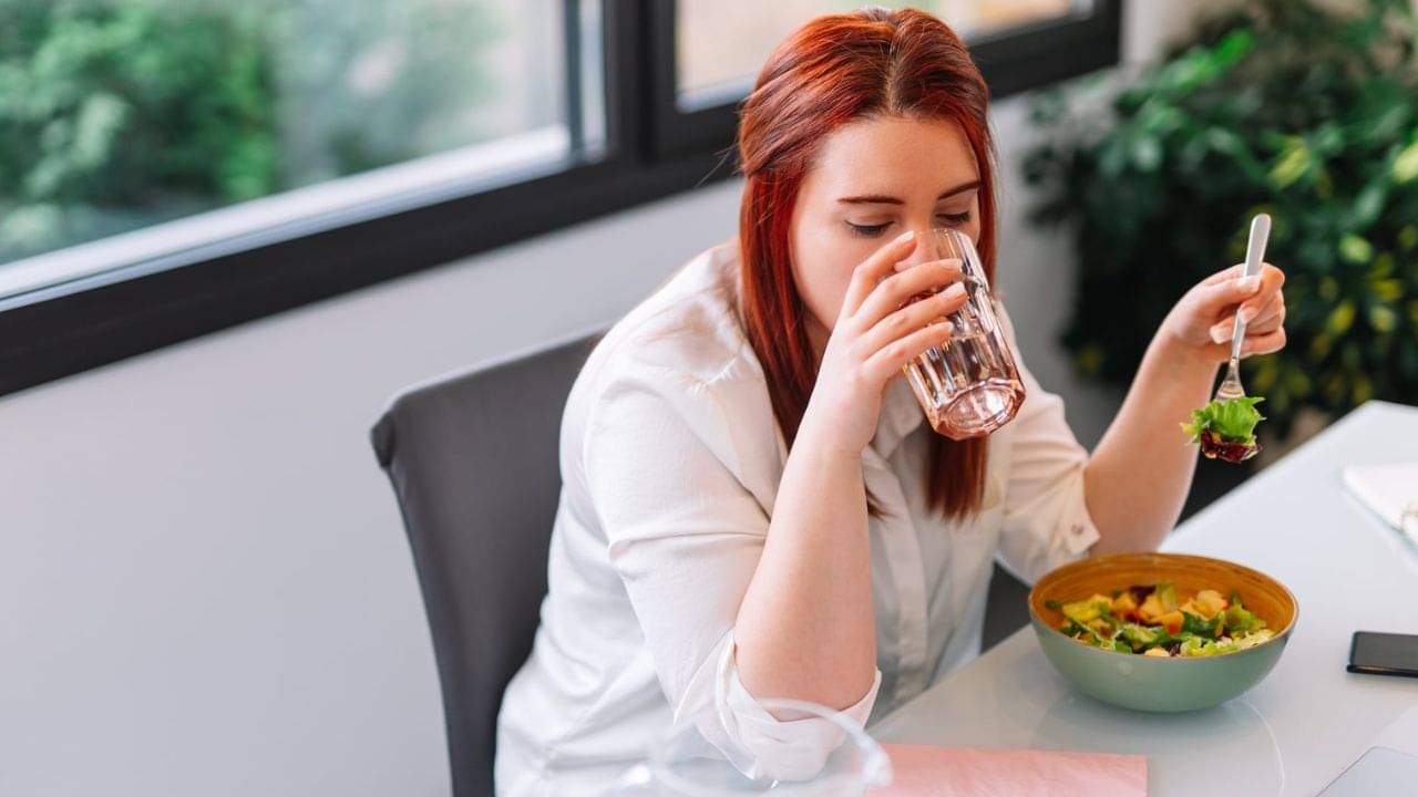 Drinkig Water: খাবার খাওয়ার সময় কি আদৌ জল পান করা যায়? কী বলছেন পুষ্টিবিদরা?
