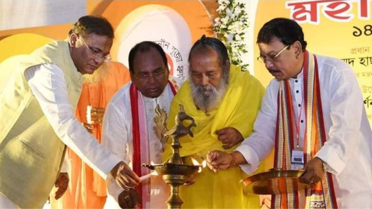 Durga Puja in Bangladesh: 'উৎসবের আনন্দ সবার মধ্যে ছড়িয়ে পড়ুক', মহালয়ার সকালে মঙ্গলদ্বীপ জ্বালিয়ে বার্তা হাসিনার মন্ত্রীর