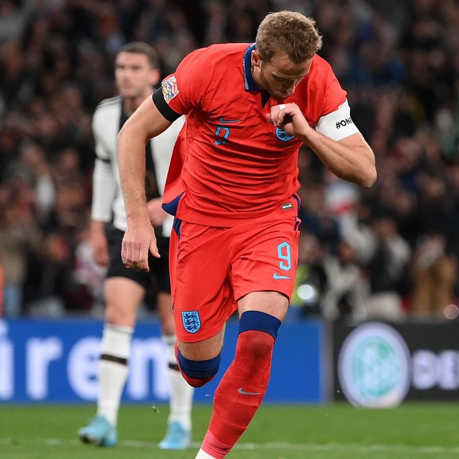 দ্রুতই ম্যাচে ফেরে ইংল্যান্ড। ৪ মিনিটের ব্যবধানে গোল লুক শ এবং মেসন মাউন্টের। সমতা ফেরায় ইংল্যান্ড। ম্যাচ আরও জমে ওঠে ৮৩ মিনিটে। পেনাল্টি থেকে গোলে ইংল্যান্ডকে এগিয়ে দেন হ্যারি কেন (Harry Kane)। (ছবি : টুইটার)