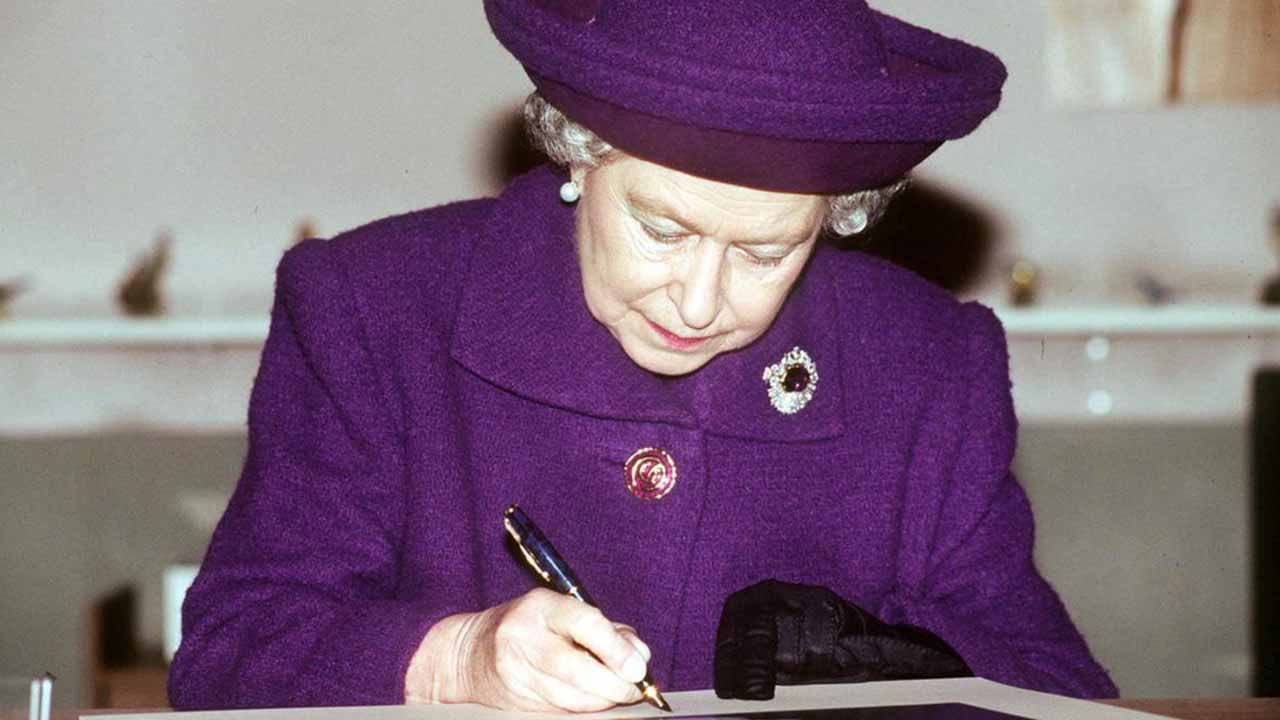 Queen Elizabeth II Secret Letter: কাচের বাক্সে রাখা রানির গোপন চিঠি, ২০৮৫ পর্যন্ত পড়তে পারবে না কেউ