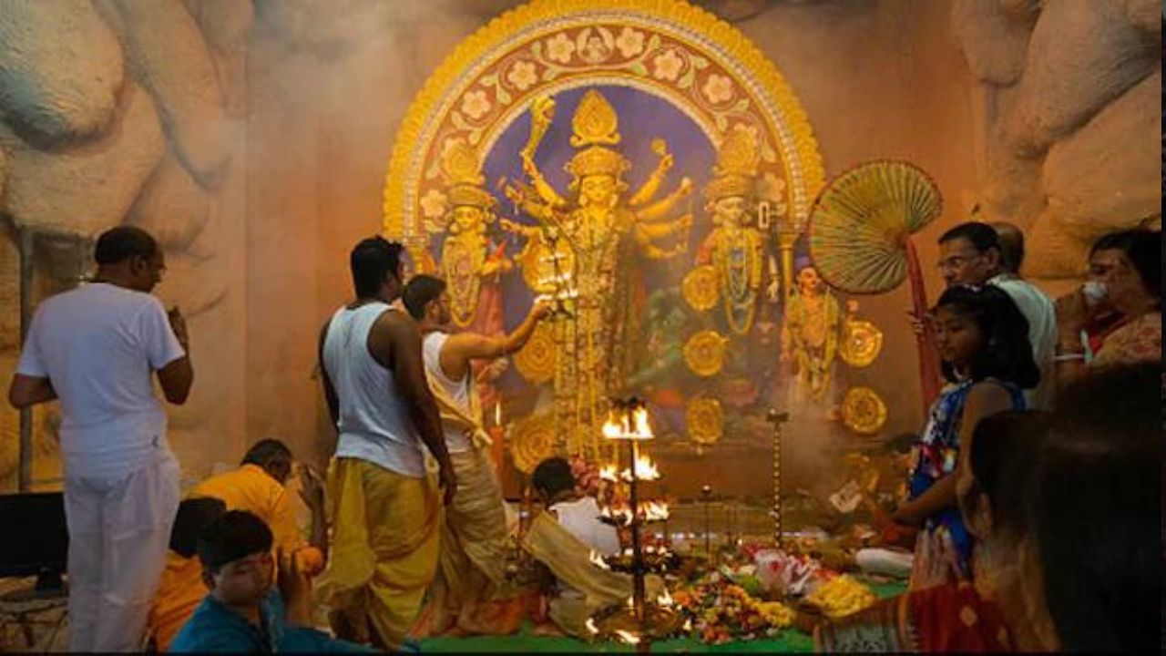 Durga Puja 2022: মহালয়া মানেই পুজো শুরু! জানেন কি বিশেষ এই ৫ রীতি ছাড়া দুর্গা পুজো অসম্পূর্ণ?
