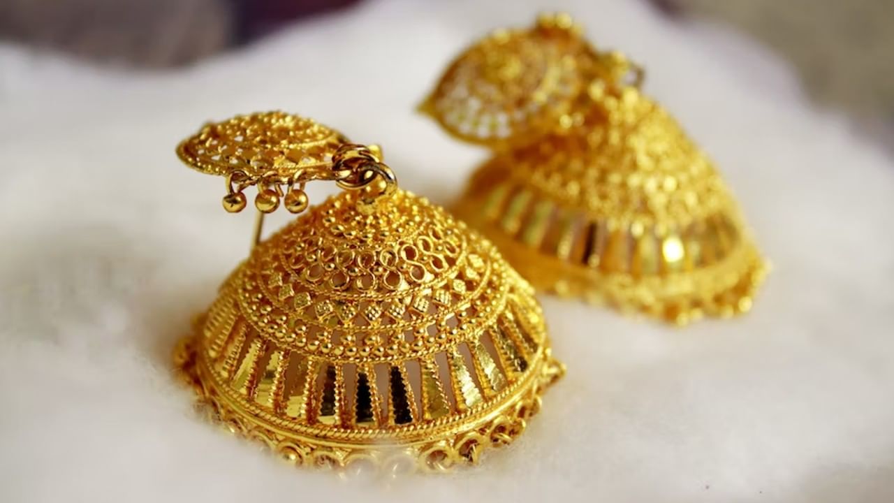 Gold Price Today : অষ্টমীতে এক লাফে অনেকটা দাম বাড়ল সোনার, শহরে সোনা-রুপোর দর কত?