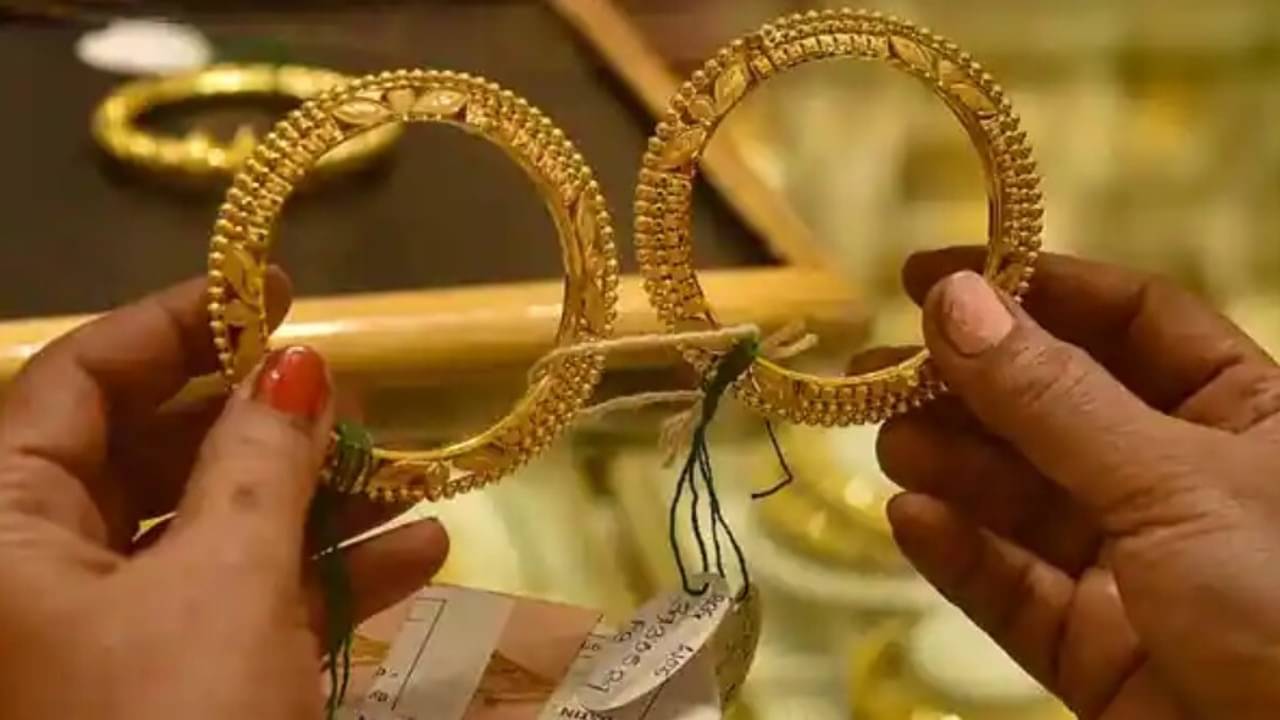 Gold Price Today : পুজোর আগে হতাশ করল সোনার দাম! কলকাতায় আজ দর কত?