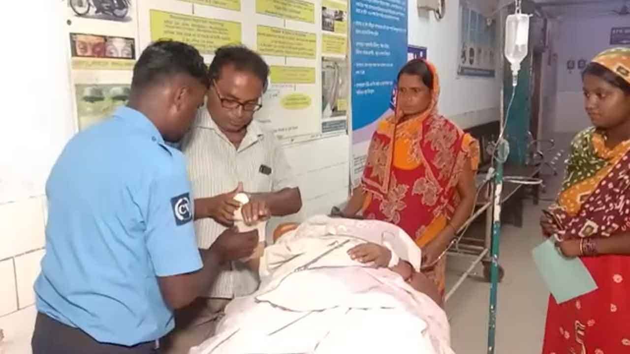 Hooghly Domestic Violence: ২৯ বছরের দাম্পত্যে হঠাৎ চিড়, ছাদ থেকে স্ত্রীকে ঠেলে ফেলে দেওয়ার অভিযোগ