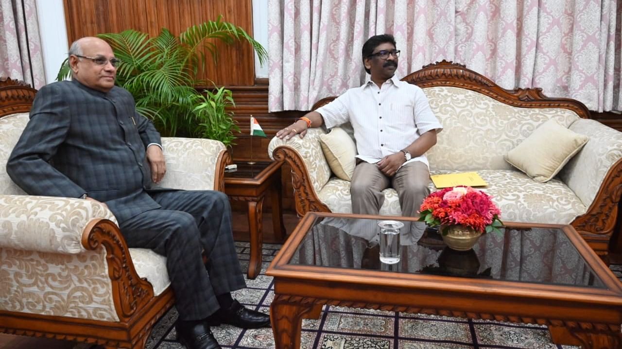 Hemant Soren Meets Jharkhand's Governor : বিধায়ক পদ নিয়ে অনিশ্চয়তার ...