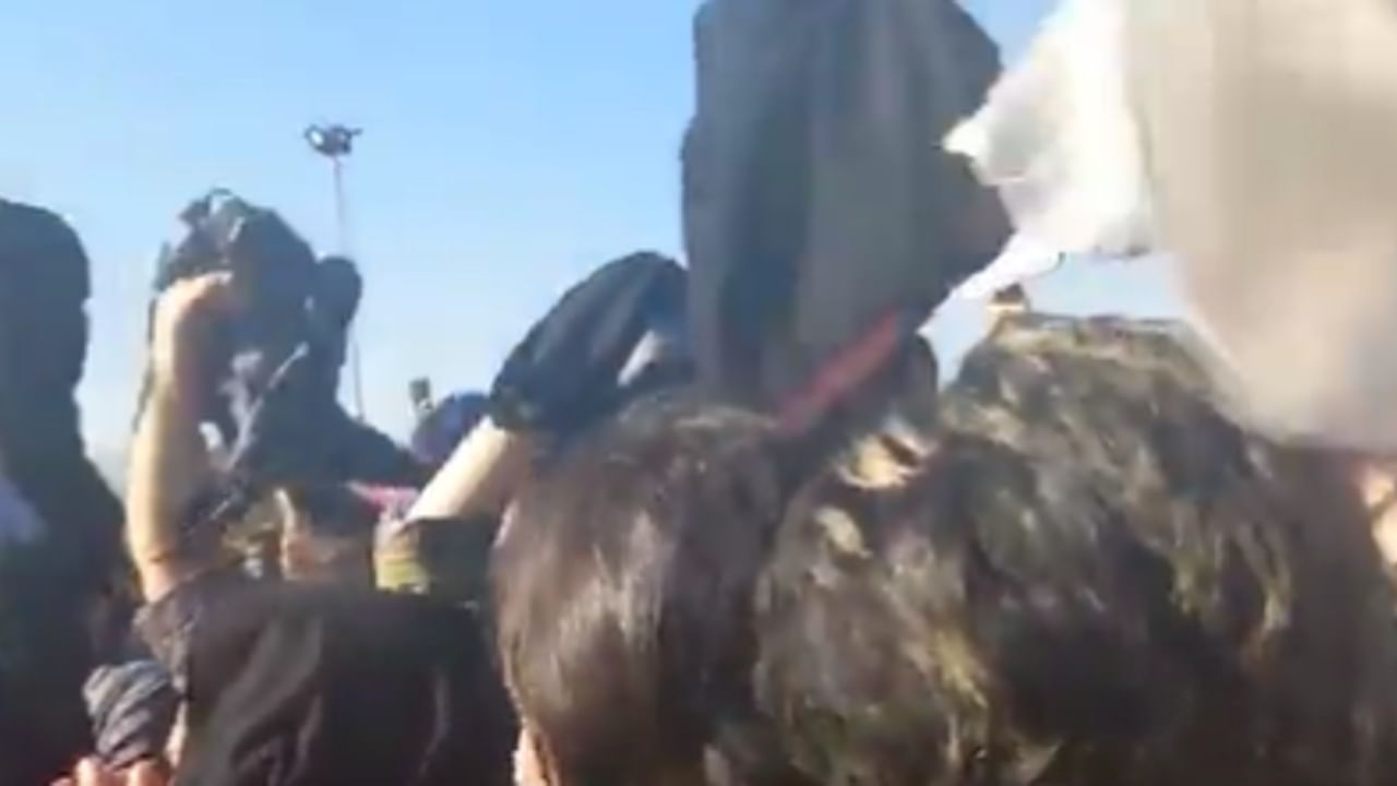 Iran Hijab Row : 'নীতি পুলিশে'র চোখ রাঙানি উপেক্ষা করে ইরানের রাস্তায় হিজাব ওড়ালেন মহিলারা