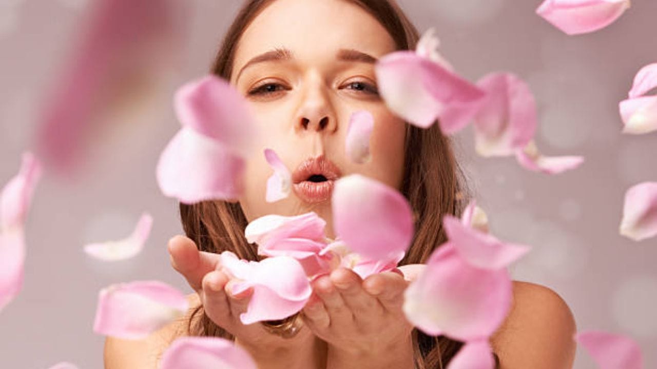 Rose Petals ভাদ্রের চড়া রোদে সানবার্ন ভোগাচ্ছে? পুজোয় নিখুঁত ত্বক