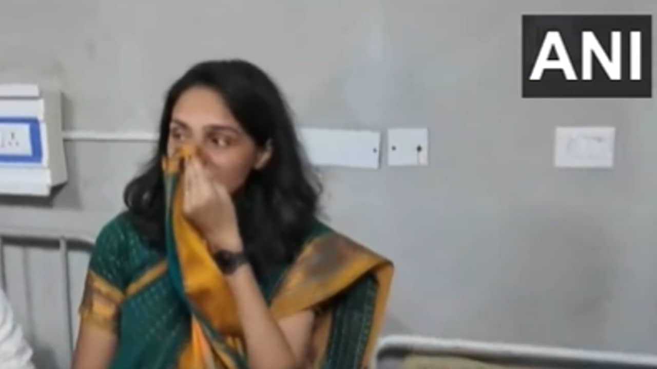 IAS Officer : ও নড়তে পারছে না, আহত শিশুকে দেখে কেঁদে ফেললেন আইএএস অফিসার, মুহূর্তে ভাইরাল ভিডিয়ো