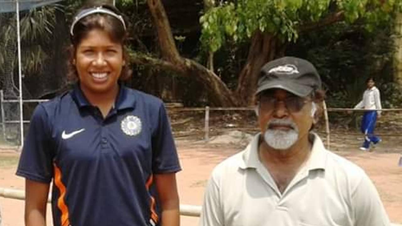 Jhulan Goswami: ব্যাটসম্যান থেকে বোলার হলেন কী ভাবে? ঝুলনকে নিয়ে অজানা গল্প তুলে ধরলেন কোচ!