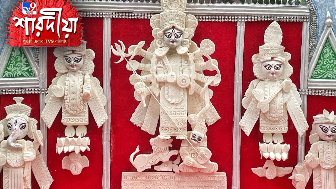 Durga Puja 2022: মাটি নয়, সাবান দিয়ে দেবীর মূর্তি গড়ে তাক লাগালেন আইন কলেজের ছাত্র