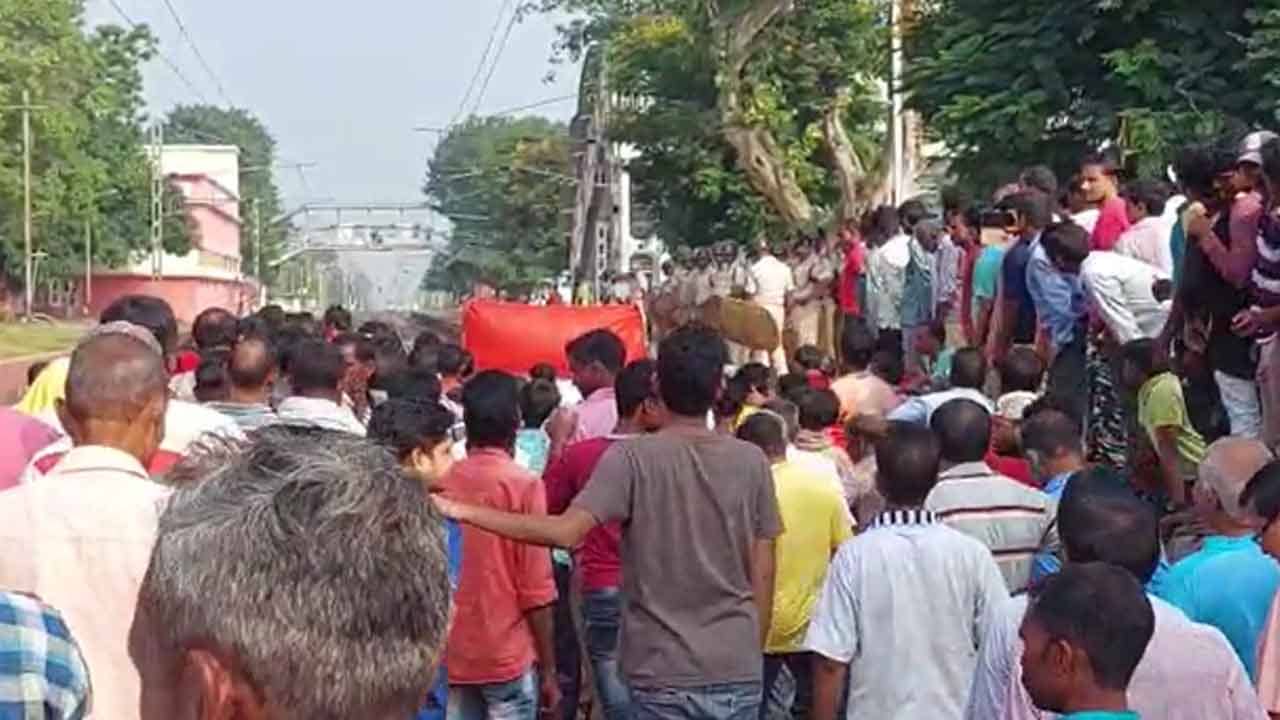 Jhargram: স্টপেজের দাবিতে খড়্গপুর টাটা রেল লাইনের ওপর অবরোধ, ব্যাহত দূরপাল্লার ট্রেন চলাচল