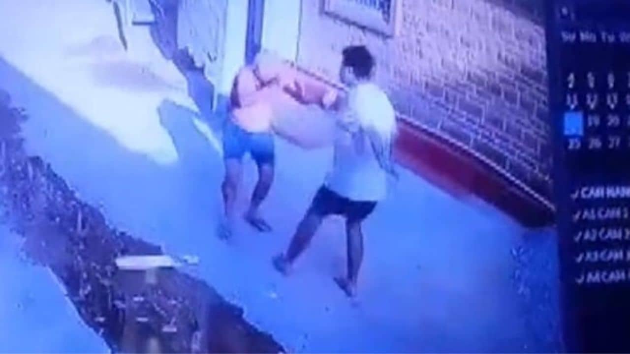 Jodhpur Man: রাস্তা থেকে লাঠি তুলে বাবাকে বেদম মার! ভিডিয়ো ভাইরাল হতে ছিঃ ছিঃ নেটপাড়ায়