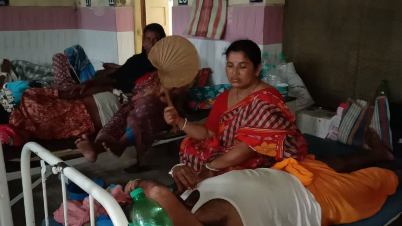 Katwa Hospital: হাসপাতালের ভিতর হাঁসফাঁস অবস্থা, হাতপাখা নেড়ে হাওয়া খাচ্ছেন রোগীরা Katwa Hospital: হাসপাতালের ভিতর হাঁসফাঁস অবস্থা, হাতপাখা নেড়ে হাওয়া খাচ্ছেন রোগীরা