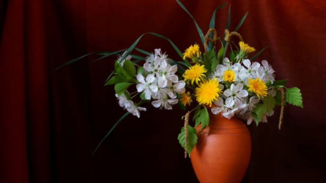 ফুলদানিতে ফুল তো রাখছেন, তবে জল কতদিন অন্তর বদলাবেন জানেন ? TV9Bangla