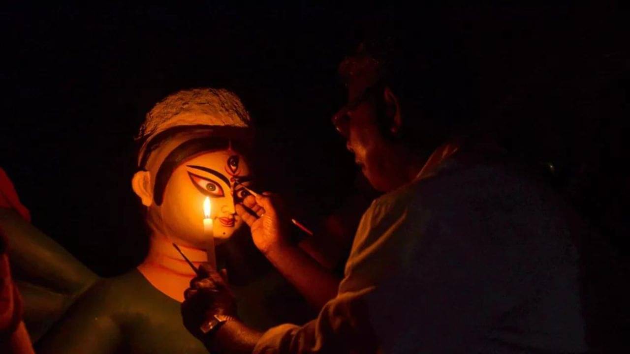 Mahalaya 2022: সামনেই মহালয়া, দুর্গাপুজোর আগে বাঙালিদের কাছে কেন এত গুরুত্বের, জানা আছে?