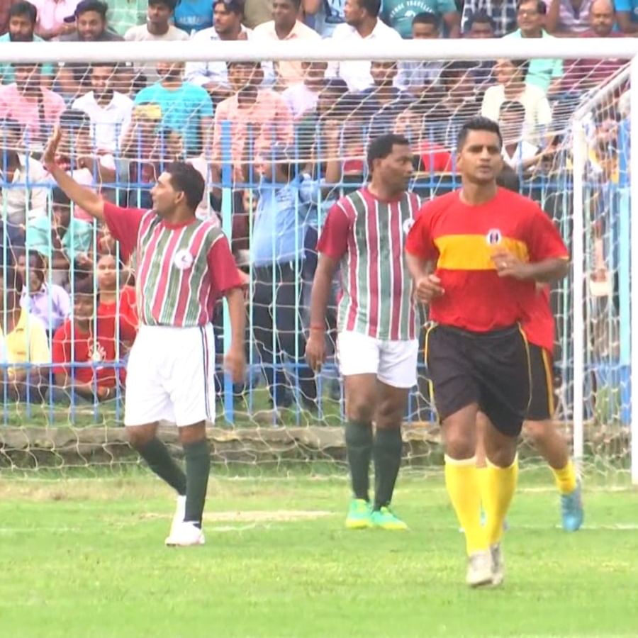 ম্যাচের শেষে লাল-হলুদের প্রাক্তন তারকা ফুটবলার মেহতাব বলেন, "দারুণ লাগছে। এত সমর্থক যেভাবে তাঁদের ফুটবলপ্রীতি প্রকাশ করতে এখানে হাজির হয়েছে, তা দেখে সত্যি ভীষণ ভালো লাগছে। এখানকার মাঠ বেশ সুন্দর। এত সমর্থক এখানে এসে প্রমাণ করে দিয়েছে ওদের মধ্যে ফুটবলের প্রতি প্যাশন রয়েছে।" (নিজস্ব চিত্র)
