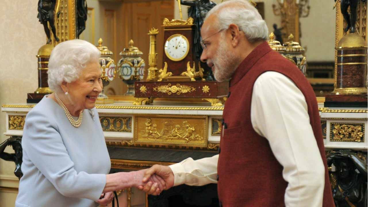 Queen Elizabeth II death: গান্ধীজির দেওয়া সেই রুমাল মোদীকে দেখিয়েছিলেন রানি, দ্বিতীয় এলিজাবেথের মৃত্যুতে শোক প্রকাশ মমতার