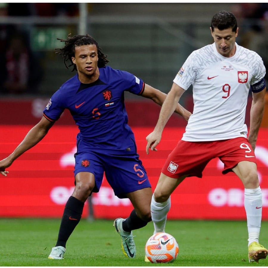 অ্যাওয়ে ম্যাচে পোল্যান্ডকে ২-০ ব্যবধানে হারাল নেদারল্যান্ডস। ম্যাচের মাত্র ১৩ মিনিটে কোডি গাকপোর গোলে এগিয়ে যায় নেদারল্যান্ডস। (ছবি : টুইটার)