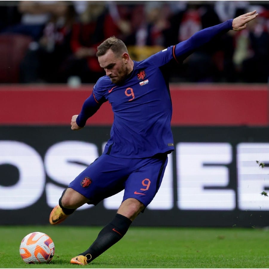 ম্যাচের ৬০ মিনিটে ব্যবধান ২-০ করেন স্টিভেন বার্গউইন। বাঁ দিক থেকে আক্রমণে উঠছিলেন স্টিভেন। পরিবর্ত হিসেবে নামা ভিনসেন্ট জানসেনের সঙ্গে ওয়াল খেলে কার্লিং শটে গোল স্টিভেনের। (ছবি : টুইটার)