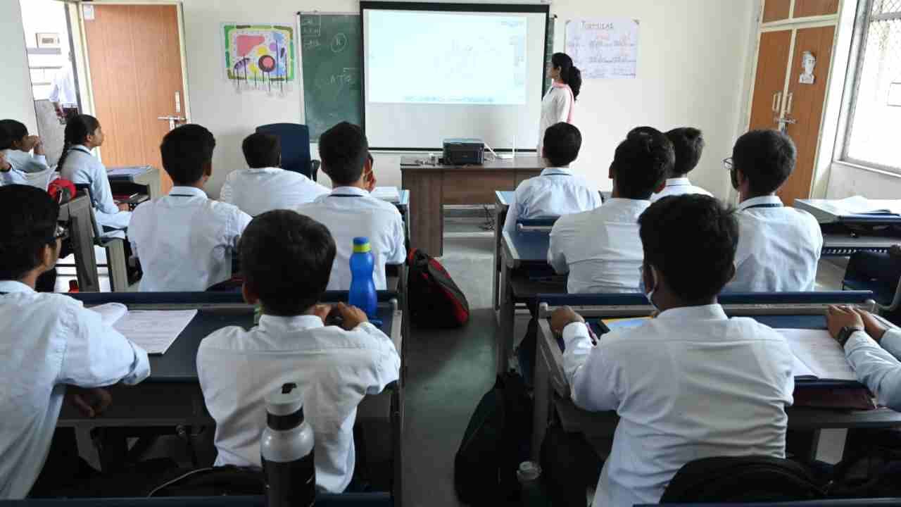 Delhi Schools: মারামারি করলেই কি আলাদা স্কুলে? দুষ্টু শিক্ষার্থীদের নিয়ে বিশেষ প্রস্তাব দিল শিক্ষক সংগঠন