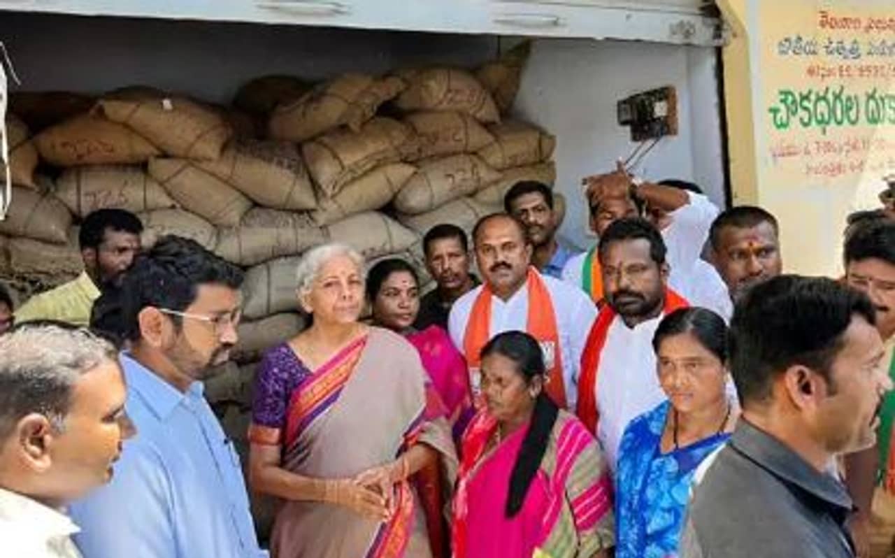 Nirmala Sitharaman : কালেক্টারকে আচমকা প্রশ্ন, নির্মলার ব্যবহারে হতবাক কেসিআর পুত্র