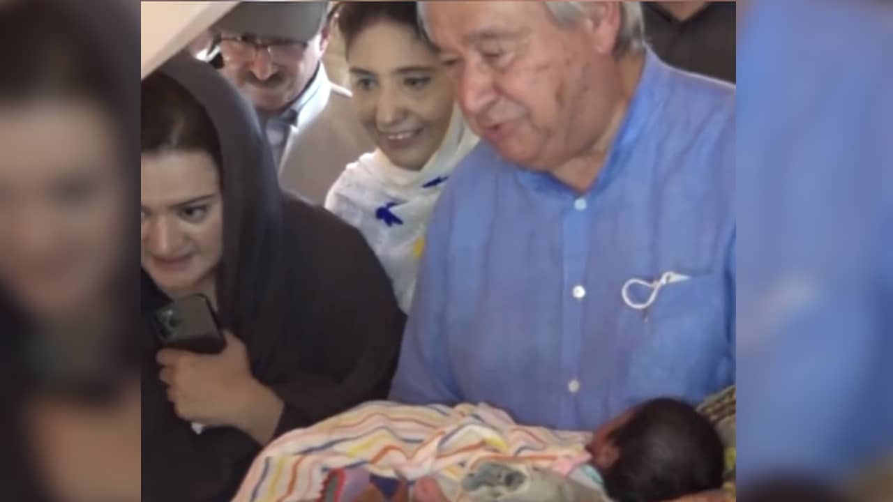 Pakistan Flood : বন্যায় ভাসছে পাকিস্তান, পরিদর্শনে এসে শিশু কোলে উদ্বেগ প্রকাশ রাষ্ট্রসঙ্ঘের প্রধানের