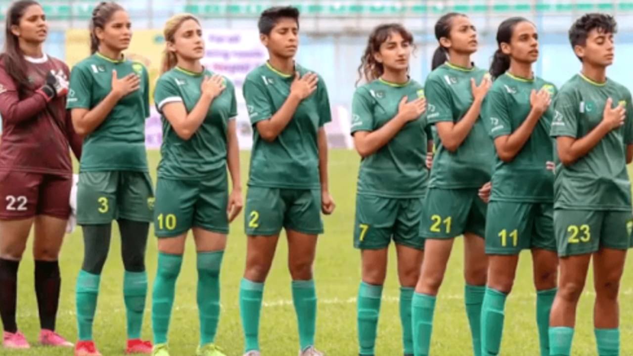 Pakistan Womens Football: মেয়েরা শর্টস পরে কেন খেলছে? সাফ চ্যাম্পিয়নশিপে পাকিস্তানি সাংবাদিকের বিতর্কিত প্রশ্ন!