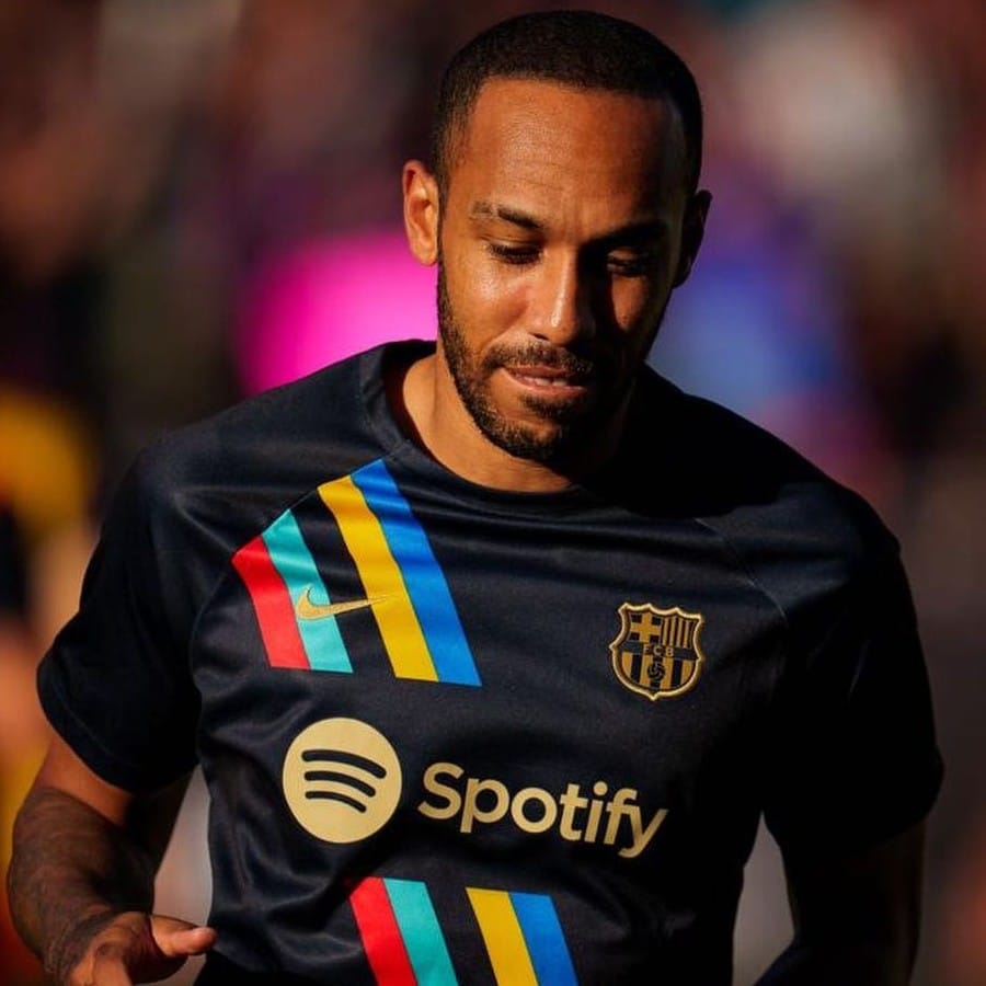 প্রিমিয়র লিগে ফিরছেন প্রাক্তন আর্সেনাল স্ট্রাইকার পিয়ের এমেরিক অবামেয়াং। বার্সেলোনা থেকে চেলসিতে যোগ দিয়ে মাঠে নামার প্রস্তুতি নিচ্ছেন তিনি। ফের প্রিমিয়র লিগে দেখা যাবে মাস্ক পরিহিত গ্যাবনিজ ফুটবলারের দাপট।(ছবি:টুইটার) 