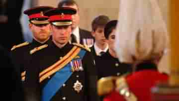 Queen Elizabeth IIs Funeral: গ্যারিকে চিরবিদায়, ছলছল চোখেই সেনা পোশাকে মাথা নত করে দাঁড়িয়ে প্রিন্স উইলিয়াম ও হ্যারি