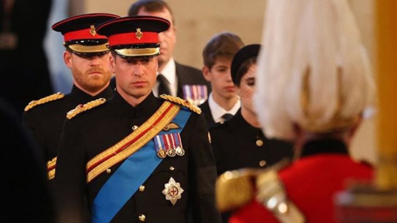 Queen Elizabeth II's Funeral: 'গ্যারি'কে চিরবিদায়, ছলছল চোখেই সেনা পোশাকে মাথা নত করে দাঁড়িয়ে প্রিন্স উইলিয়াম ও হ্যারি