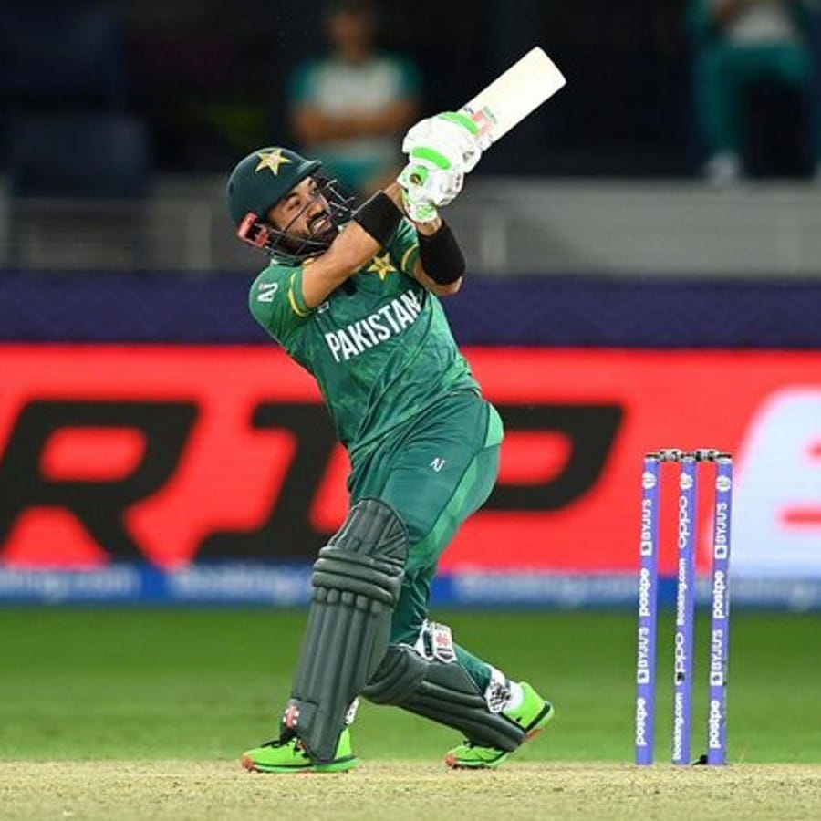 মহম্মদ রিজওয়ান (Md Rizwan)। এ বারের এশিয়া কাপে সর্বাধিক রান সংগ্রাহক। তাঁর স্ট্রাইকরেট নিয়ে প্রশ্ন উঠেছে অনেক। তবে সুপার ফোরের ম্যাচে রিজওয়ান ৭১ রানের ইনিংস না খেললে, হয়তো ভারতকে হারাতে পারত না পাকিস্তান। (ছবি : টুইটার)