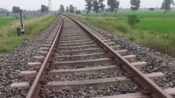 Balurghat Rail Accident: আচমকা ধাক্কা মারল ট্রেন, রক্তাক্ত অবস্থায় রেললাইনে লুটিয়ে পড়লেন ব্যক্তি