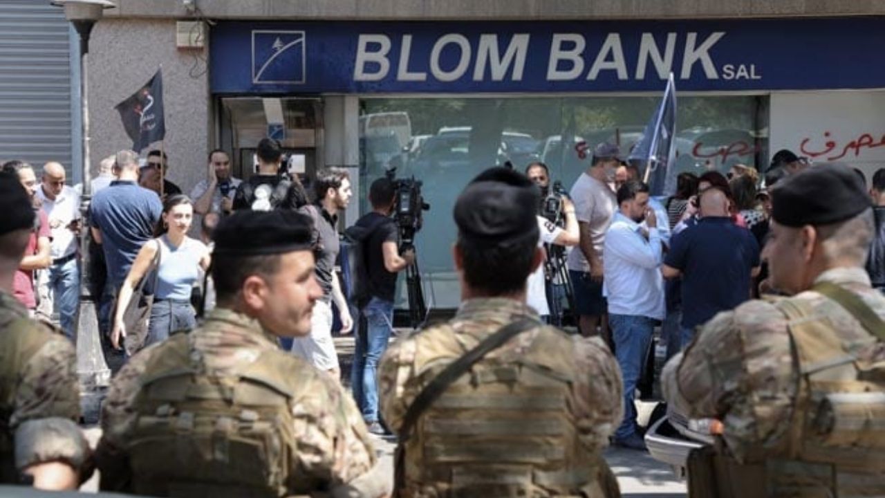 Lebanon Robbery: নিজের অ্যাকাউন্ট থেকে টাকা তুলতে খেলনা বন্দুক নিয়ে ব্যাঙ্ক ডাকাতি মহিলার, কারণ শুনলে অবাক হবেন