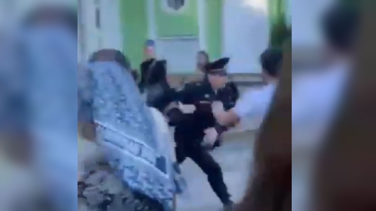 Russians Clash With Police : বিক্ষোভ ছত্রভঙ্গ করতে এসে মহিলার তাড়া খেলেন পুলিশকর্মী, দেখুন ভিডিয়ো
