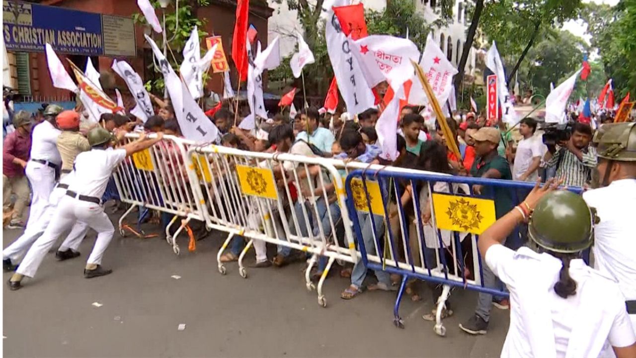 Left Front Kolkata Municipal Rally: 'হাল্লা বোল', পুরসভা অভিযানে পুলিশের ব্যারিকেড ভাঙলেন মীনাক্ষীরা
