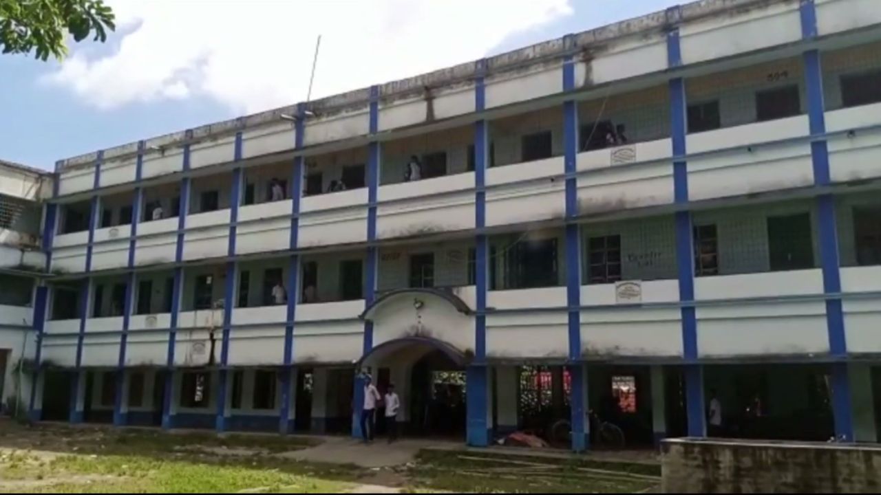 School: স্কুলেও আসেন না, বেতনও নেন না, জেরবার স্কুল