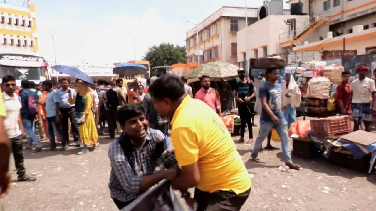 SSC Recruitment Case: আবারও চাকরিপ্রার্থীদের সঙ্গে পুলিশের ধস্তাধস্তি, রণক্ষেত্র পরিস্থিতি শিয়ালদা স্টেশন চত্বরে