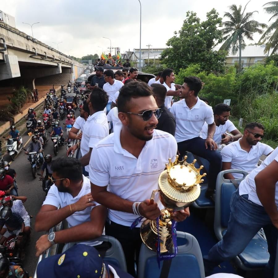 চ্যাম্পিয়নদের দেখতে ভিড় জমে যায় পথের দু পাশে। মোবাইলে দৃশ্য বন্দী করতে শুরু করেন দেন অধিকাংশ মানুষ। সমর্থকদের অনুরোধে বারবার ট্রফি উঁচিয়ে ধরেন ক্রিকেটাররা। (ছবি:টুইটার)  