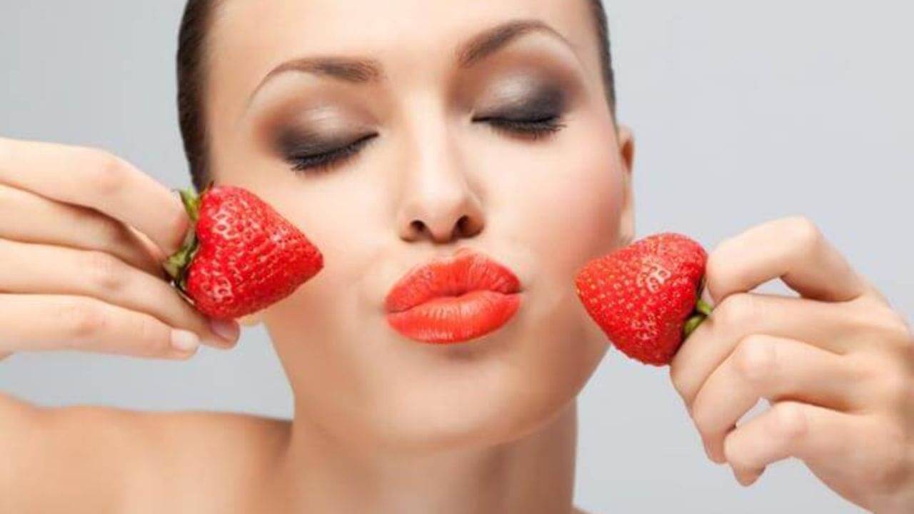 Glowing Skin: রাতারাতি ঝলমল করবে ত্বক! গ্লোয়িং স্কিনের জন্য সপ্তাহে ১দিন ব্যবহার করুন স্ট্রবেরির বিশেষ ফেসপ্যাক