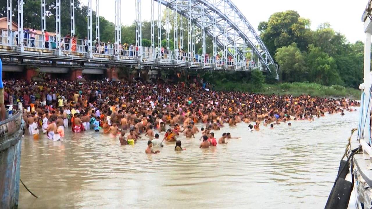Tarpan: বছরভর অপেক্ষার অবসান, নদীরঘাটগুলিতে থিকথিক করছে ভিড়, জেলায়-জেলায় চলছে তর্পণ
