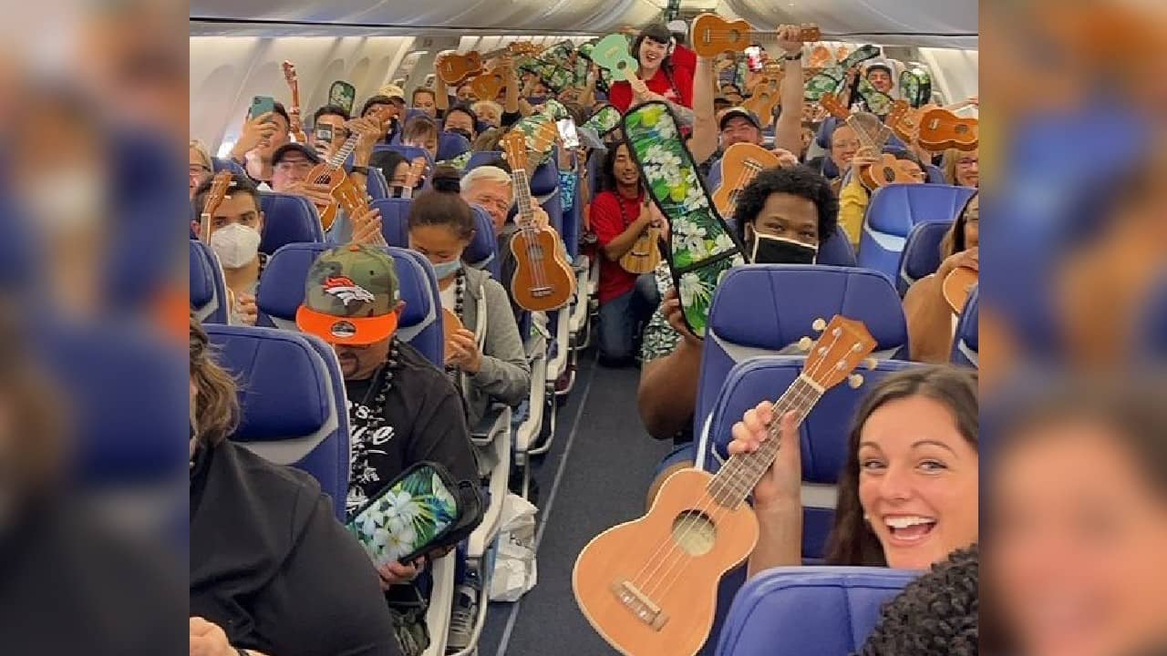 Airlines Gifts Passengers : বিমান যাত্রায় মিলল উপহার, ইউকুলেলে হাতে ২০ মিনিটের প্রশিক্ষণ যাত্রীদের