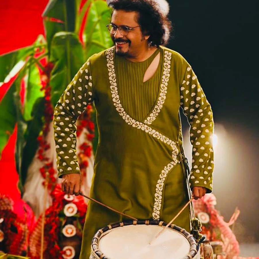 বন্ধু সুগত গুহর লেখায় পন্ডিত বিক্রম ঘোষ তৈরি করেছেন এই বছরের পুজোর গান। জগৎজননীর বিশ্বজোড়া ভালবাসার আনন্দমাখা এই গানটি শিরনাম ‘আবার এলে মাগো’। গানের বিষয়টা আশা আর আনন্দের মিশ্রণে তৈরি। 